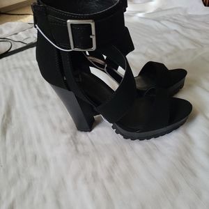 NWT  Report  sandals